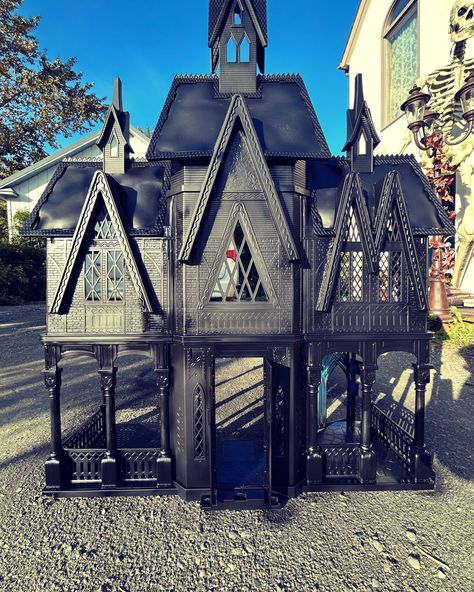 Diy kids dollhouse, halloween, spray paint, disney frozen, halloween house Frozen Dollhouse Halloween, Frozen Dollhouse Makeover, Building A Dollhouse Diy Ideas, Diy Haunted House Dollhouse, Haunted Barbie, Halloween Dollhouse Diy, Diy Haunted Dollhouse Ideas, Frozen Dollhouse, Goth Dollhouse