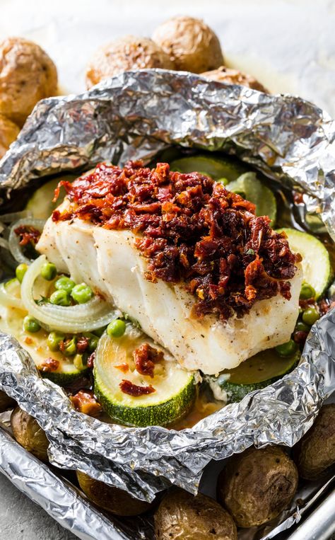 Cod Baked in Foil with Zucchini and Sun-Dried Tomatoes: For a weeknight dinner with impressive presentation and easy cleanup, bake your fish—and vegetables—in a foil packet. Pocket Meals, Grilled Catfish Recipes, Baked Fish In Foil, Fish In Foil, Cod Baked, Bariatric Meals, Baked Cod Recipes, Fish And Vegetables, Catfish Recipes