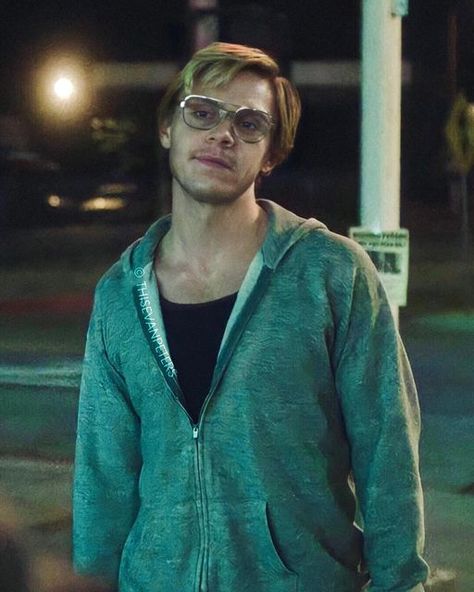 Evan Peters As Jeff Dahmer, Evan Peters Dahmer, Rare Icons, Jeff Dahmer, Emily Ratajkowski Outfits, Evan Ross, Sick Humor, Party Hardy, Woman Sketch