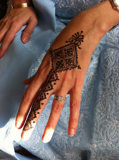 Beautiful henna by Kenzi Henna Tattoo Designs Arm, Henne Tattoo, Moroccan Henna, Henna Tattoo Hand, Finger Henna, Simple Henna Tattoo, Hand Tats, Tattoo Henna, Pretty Henna Designs