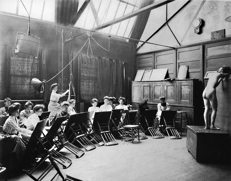 Women’s life drawing class at the Art Students League, c. 1903. Archives of the Art Students League of New York #lifedrawing #artistmodel Dean Cornwell, Drawing Studio, 2025 Board, Life Drawing Classes, Academic Drawing, Drawing Charcoal, Artists Studios, Artists And Models, Live Model