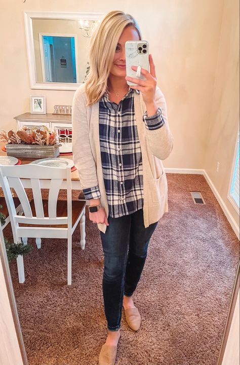 Flannel Professional Outfit, Oversized Flannel Outfits Work, Plaid Work Outfit, Teacher Flannel Outfit, Flannel Teacher Outfit, Flannel Shirt Outfit Women Work, Holiday Flannel Outfit, Flannel Womans Outfit, Teal Flannel Outfit