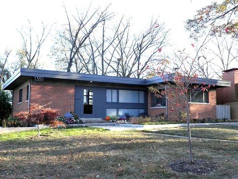 This mid-century brick home (1953) designed by Wright apprentice Ben Dombar, Cincinnati Ohio is a great example of how you can update a modern home WITHOUT painting the brick 70s Backyard, Mid Century Modern Curb Appeal, Mid Century House Exterior, Painted Brick Ranch, Mid Century Modern House Exterior, Red Brick House Exterior, Modern Brick House, Red Brick Exteriors, Modern Exteriors