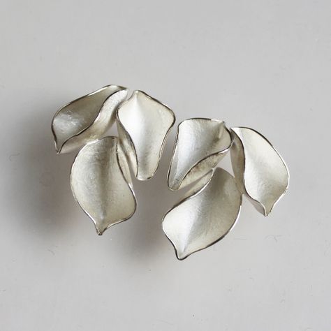 fluttering leaves silver necklace — kayo saito jewellery Ceramic Clay Jewelry, Small Silver Earrings, Art Clay Silver, Leaves Earrings, Porcelain Earrings, Wax Carving, Metal Clay Jewelry, Art Jewelry Contemporary, Precious Metal Clay