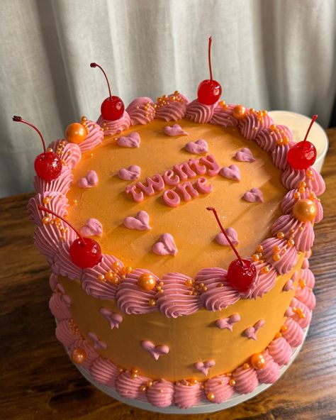 loving the color scheme for this cake 🤌🏼 Pink And Orange Cake, 27th Birthday Cake, 21th Birthday, Red Birthday Cakes, Beauty Cakes, 18th Bday, 27th Birthday, Pink Cups, Bday Cake