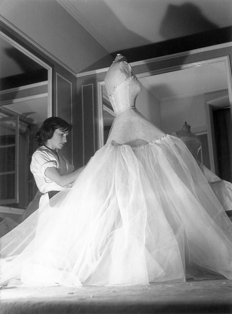 House of Dior: 70 years of Christian Dior collections – in pictures Old Wedding Photos, Dior Dress, Christian Dior Haute Couture, Christian Dior Fashion, Fashion 1950s, Dior Haute Couture, Couture Mode, Dior Fashion, Dior Couture