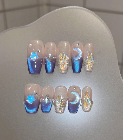 These press on nails are all well-made, high-quality and reusable. All nails are handmade and designed by an experienced nail artist. And each set is made to order. Star Jelly Nails, Sailor Moon Nails, Purple Aurora, Stilleto Nails Designs, Space Nails, Nails Beautiful, Moon Nails, Galaxy Nails, Shiny Nails