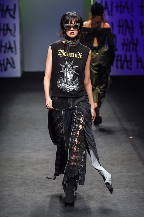 Yohan Kim, Only God Can Judge Me, Seoul Fashion Week, Seoul Fashion, God Can, Estilo Punk, Alt Fashion, Judge Me, Gold Embroidery