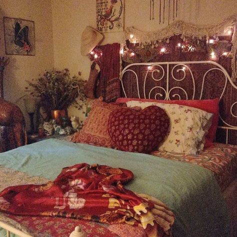 Scarves Room Decor, Cottagecore Room Inspiration, Red Cottagecore Bedroom, Love Witch Bedroom, Whimsigoth Dorm, Whimsigoth Bedding, Mermaidcore Bedroom, Colorful Whimsigoth, Whimsigothic Room