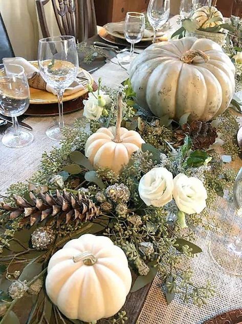 If you are hosting Thanksgiving this year, it is time to start thinking about your table setting and adding a centerpiece can instantly set the mood. #healthylifestylebytsf Thanksgiving Centerpiece Ideas, Dining Table Decor Centerpiece, Fall Dining Table Decor, Fall Dining Table, Deco Table Noel, Autumn Dining, Tafel Decor, Fall Table Centerpieces, Hosting Thanksgiving