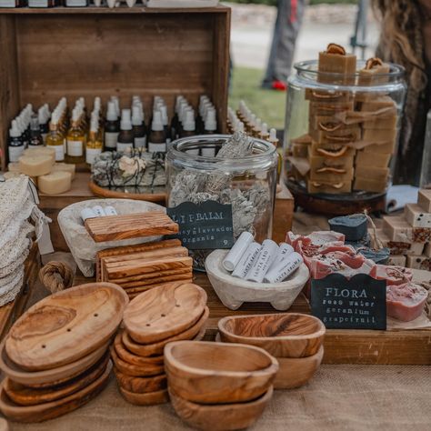 Such a beautiful booth by @santa_aroma at a local farmers market ✨ Farmers Market Stall Display Ideas, Farmers Market Products To Sell, Farmers Market Table, Cute Farmers Market Booth, Farmer Market Display Ideas, Farmers Market Booth Ideas, Farmers Market Decor, Farmers Market Vendor, Market Stall Display Ideas