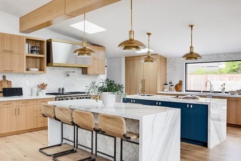 Read More: https://www.stylemepretty.com/living/2020/09/29/mid-century-modern-meets-california-cool/ Style Californien, Mid Century Coastal, Lindye Galloway, Coastal Style Kitchen, Dreamy Design, Mid Century Modern Interior Design, Beach Kitchens, Contemporary Coastal, Mid Century Modern Kitchen