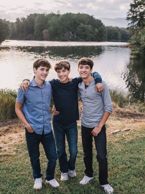 Brother Family Pictures, 3 Boys Photoshoot Ideas, Teenage Brother Photoshoot, Family Of 5 Photoshoot Ideas, Older Brothers Photo Shoot, Poses For Brothers, Sibling Pictures Teenagers, Brothers Photo Shoot, Family Of 5 Photoshoot