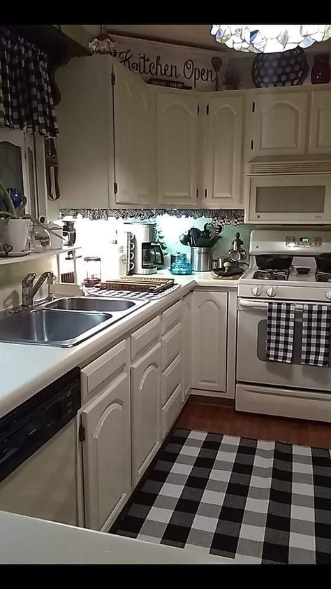 Farmhouse Kitchen Buffalo Plaid, Black And White Farmhouse Kitchen, Buffalo Plaid Kitchen, Free Home Decor, Plaid Kitchen, Dreamy Kitchens, Coastal Farmhouse Kitchen, Diner Party, Coastal Kitchen Design