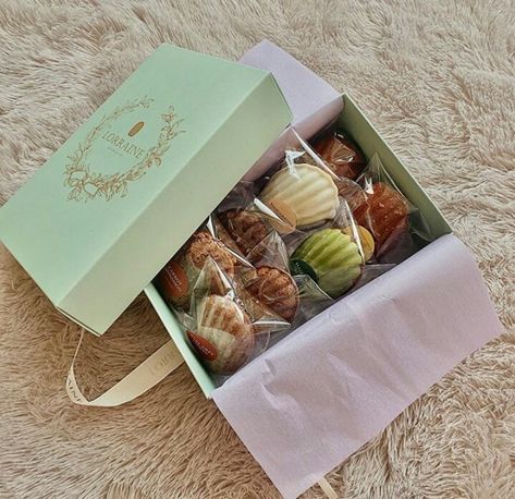 Madeleine Cake Packaging, Madeleines Packaging, Bake Sale Displays, Dessert Packaging Design, Madeleine Cake, Madeline Cookies, Bake Sale Packaging, Food Photography Dessert, Cube Cake