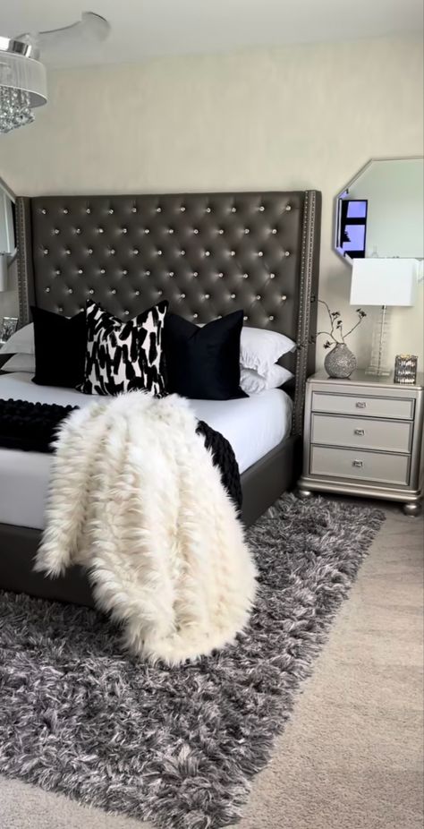 Black Women Bedroom Decor, Apartment Decor Black Women, Girl Apartment Decor, Black Bedroom Decor, Room Organization Bedroom, Apartment Decorating Living, Girly Apartment Decor, Luxury Room Bedroom, Classy Bedroom