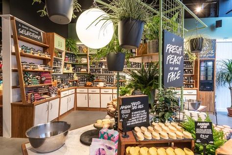 Lush Shop, Lush Store, Spa Store, Window Display Retail, Eco Store, Lush Cosmetics, Brick Architecture, Health Shop, Retail Outlet