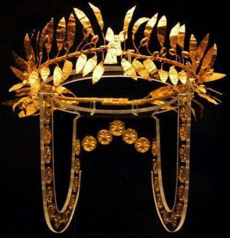 Thracian crown- Bulgaria mid. C4th BC Laurel Wreath Crown, Golden Wreath, Ancient Jewels, Roman Jewelry, Ancient Jewellery, Gold Wreath, Historical Jewellery, Ancient Origins, Art Antique