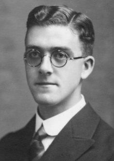 1920s Man Portrait, Men With Round Glasses, 1920s Glasses, 1920s Mens Hair, 1920s Portraits, Round Glasses Men, 1920 Men, 20s Men, Silent Sky