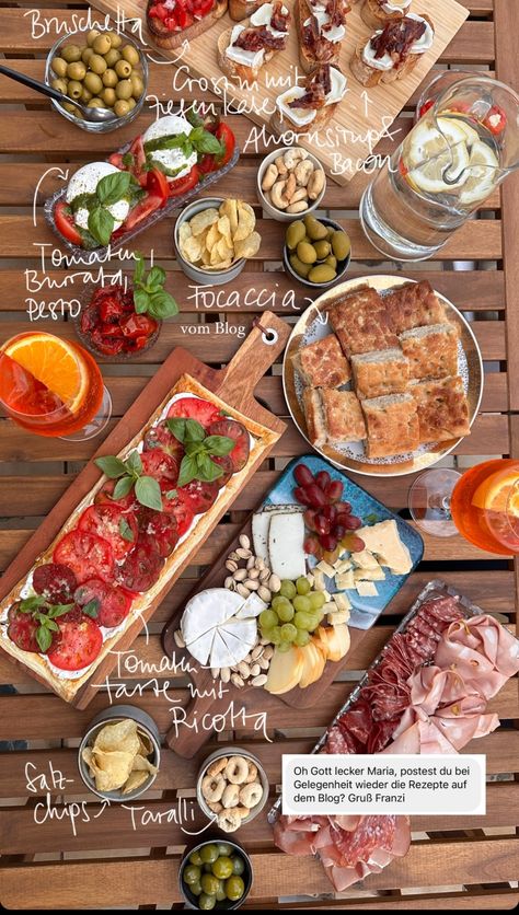 Home Dinner Birthday Party, Italian Table Aesthetic, Swedish Table Food Ideas, Italian Food Birthday Party Ideas, Italian Food Ideas Parties, Summer Wedding Dinner Menu Ideas, Italian Food Birthday Party, Summer Dinner Party Aesthetic Food, Tapas Style Dinner