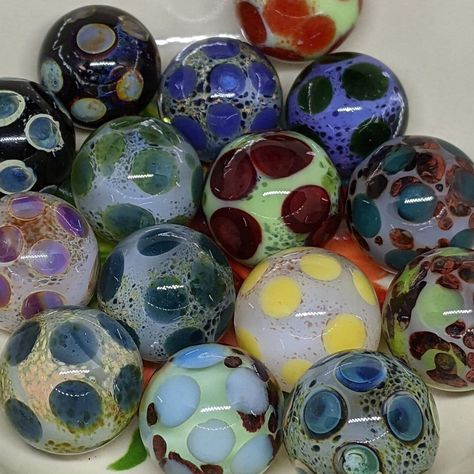 A SPECKLED marble mystery!! You will receive randomly picked marbles that resemble those pictured here. They will measure about 1 inch each.  Choose from amounts of 1 to 10 mystery marbles. Deals on orders of multiples.  Handmade by George and Lizzie Beck. *Pictures taken with LED light. Pretty Marbles, Antique Marbles, Marbles Images, Pinterest Room, Game Icons, Pinterest Room Decor, Boys Toys, Glass Marbles, Fun Challenges