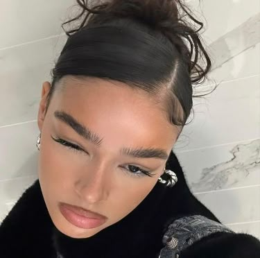 Slick back hairstyle aesthetic! Mekap Mata, Smink Inspiration, Slicked Back Hair, Hairdos For Curly Hair, Slick Hairstyles, Slick Back, School Hairstyles, Hairstyle Inspo, Hair Stylist Life