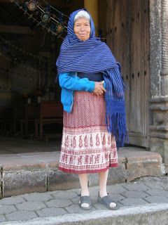 Rebozos in Michoacán Mexican Traditional Clothing, Mexican Rebozo, Arm Workout Women, Mexico History, Mexican Crafts, Female Pose Reference, Queer Fashion, Cultural Celebration, Great Pic