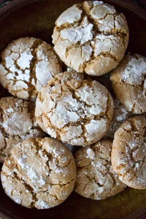 Gingerbread Crinkle Cookies, Aquafaba Recipes, Crinkle Cookies Recipe, Amaretti Cookies, Ginger Bread Cookies Recipe, Baked Cookies, Cookie Swap, Crinkle Cookies, Fall Cookies