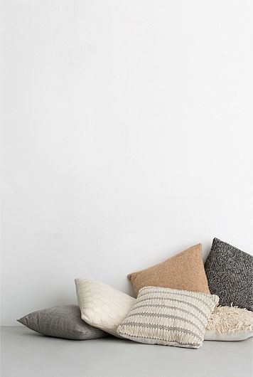 neutral country road cushions Apartment Rugs, Pillow Inspiration, Minimalist Apartment, Bantal Sofa, Minimalist Furniture, Minimalist Interior Design, Minimalist Home Decor, Accessories Decor, Minimalist Interior