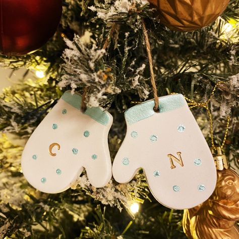 These cute little mittens will look perfect on your Christmas tree! Each mitten is personalised with you or someone's initial!  Handmade using clay they have been hand painted and hand stamped! If you would like a different colour to the colour shown in the picture please let us know 😊 Comes complete with rustic twine for hanging! Size: Approx: Handmade to order, so please allow 3-5 days for creation of product. Thank you 😊 If you have any other questions please feel free to message us 😊 Cat& Painted Pottery Christmas Ornaments, Ceramic Christmas Ornaments Diy, Christmas Airdry Clay Ornaments, Handmade Clay Christmas Ornaments, Christmas Ornaments Homemade Clay, Christmas Clay Crafts, Clay Christmas Gifts, Air Dry Clay Christmas Decorations, Clay Ornaments Diy