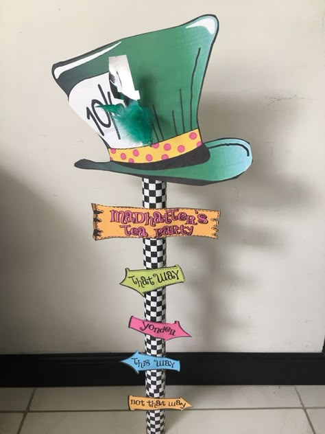 Alisa In Wonderland Decoration, Comic Christmas, Alice In Wonderland Clocks, Halloween Alice In Wonderland, Alice In Wonderland Props, Alice In Wonderland Crafts, Deco Disney, Alice In Wonderland Diy, Alice In Wonderland Decorations