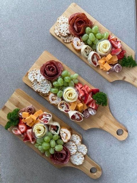 Charcuterie Board Meats, Home Inspo Living Room, Charcuterie Gifts, Home Inspo Cozy, Party Food Buffet, Charcuterie Inspiration, Charcuterie Platter, Charcuterie Cheese, Party Food Platters