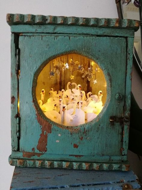 Shadow Box Diorama, Assemblage Art Ideas, Box Art Ideas, Cool Sculptures, Diy Shadow Box Ideas, Shadow Box Kunst, Assemblage Art Sculpture, Box Sculpture, Diarama Ideas