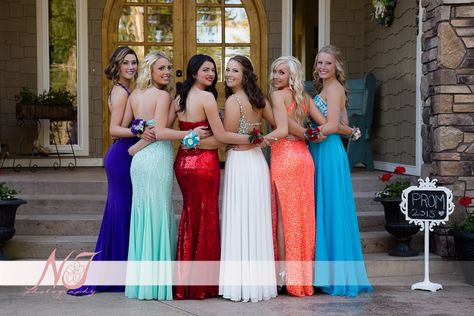 Prom Ideas Pictures, Prom Group Poses, Prom Pictures Group, Prom Photography Poses, Homecoming Poses, Group Picture Poses, Prom Pictures Couples, Prom Goals, Prom Picture Poses