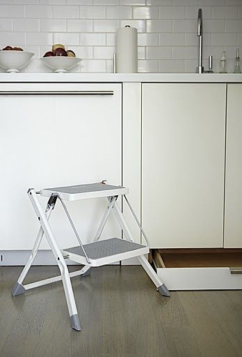 The step stool lives in a drawer under the sink. Brilliant! Must keep in mind for when we renovate the kitchen. Kickplate Drawer, Step Ladder Ideas, Kitchen Step Ladder, Mission Kitchen, Modern Contemporary Kitchen Design, Mission Style Kitchens, Kitchen Ladder, Ladder Ideas, Modern Contemporary Kitchen