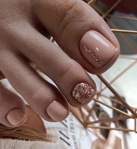 Toe Nail Colors Fall, Brown Pedicure, Nude Toe Nails, Gold Toe Nails, Glitter Pedicure, Pedi Designs, Fall Pedicure, Pedi Ideas, Pedicure Ideas