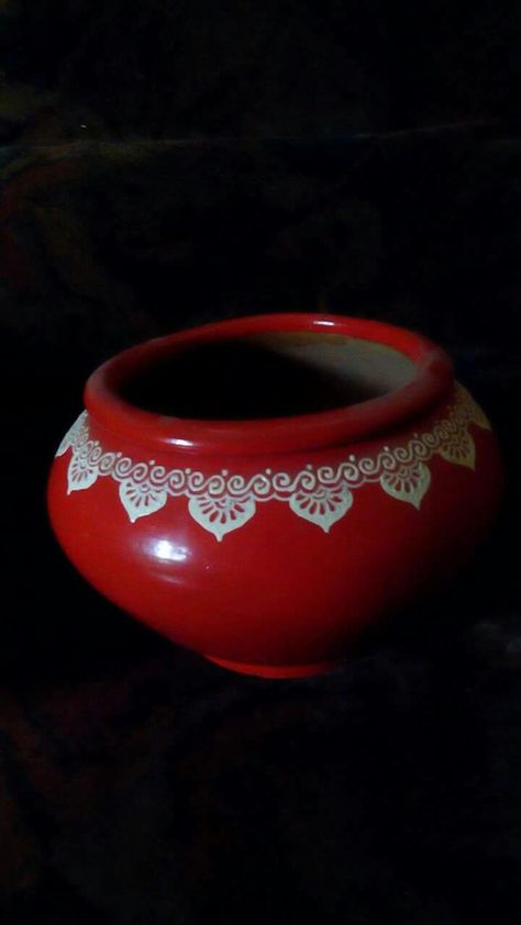 Mandana on pot Worli Painting On Pot, Matki Decoration Ideas With Paint, Warli Art On Pots, Matka Decoration Pots Painting, Matka Decoration Pots, Kalash Painting Design, Pot Painting Ideas Creative, Matka Painting, Bottle Painting Designs