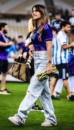 Soccer Tshirt Outfit, Messi Wife, Soccer Game Outfits, Game Outfit Ideas, Messi And Wife, Antonella Messi, Soccer Girlfriend, Antonella Roccuzzo, Football Jersey Outfit