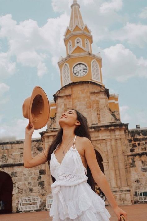 Medellín, una ciudad fascinante llena de encanto y belleza. Descubra los lugares turísticos imprescindibles que le dejarán sin aliento. Desde sus coloridas comunas hasta sus imponentes museos y jardines botánicos, Medellín tiene algo para todos los gustos. Portrait Photography Women, Trip Outfits, Santa Marta, Anniversary Trips, Photography Women, You Can, Love Images, Seville, Beach Photos