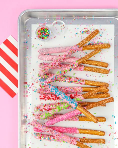 Merry & Bright Sprinkled Christmas Chocolate Covered Pretzel Rods - This Christmas treat is so easy and fun. Dip with the kids or by yourself for your next party. Change up the colors using different sprinkle mixes or color coating chocolate. In just a few minutes, you'll have pretty party sweets for your sweets table! #chocolatecoveredpretzels #chocolatepretzels #chocolatepretzelrods #sprinklepretzels Pretzel Rods Recipe, Pretzels Christmas, Party Pretzels, Coating Chocolate, Chocolate Covered Pretzels Christmas, Chocolate Pretzel Rods, Covered Pretzel Rods, Christmas Pretzels, Cotton Candy Party