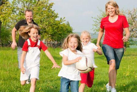 Get fit kids: 5 ways to get your kids to be more active Family Photo Colors, Active Family, Special Education Resources, Family Fitness, Family Bonding, Pregnancy Care, Family Night, Fitness Activities, Children And Family