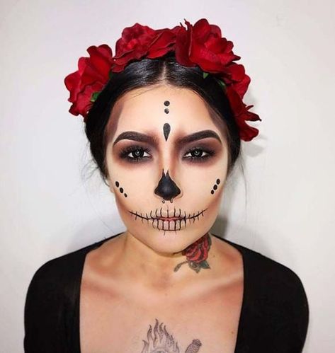 10 maquillajes de catrina fáciles y modernos para lucirte este 2021 | Mujer de 10 Nem Halloween Makeup, Makeup Halloween Costumes, Makijaż Sugar Skull, Halloween Simples, Disfarces Halloween, Läskig Halloween, Halloween Makeup Sugar Skull, Teknik Makeup, Halloween Makeup Clown