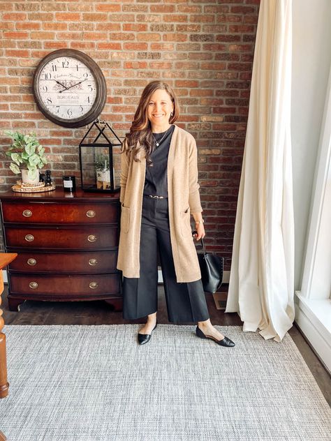 Long Cardigan Wide Leg Pants, Long Sweater Work Outfits, Beige Duster Cardigan Outfit, Long Open Cardigan Outfit, How To Wear A Long Cardigan, Cardigan Outfit Ideas, Cardigan With Jeans, Long Cardigan Outfit, Adidas Outfit Shoes