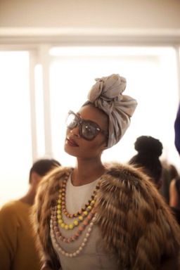 00s Mode, Mode Turban, African Head Wraps, Hair Wraps, Wearing Glasses, Outfit Trends, Wrap Scarf, Turbans, Head Wrap