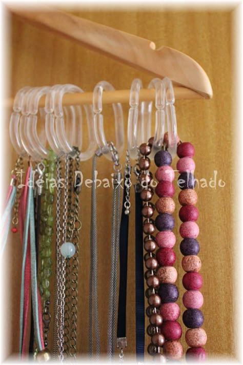 Porta Colares Ideas, Jewellery Organisation, Diy Earring Holder, Thrift Store Upcycle, Jewelry Storage Diy, Jewelry Closet, Jewelry Display Organizer, Hanger Decor, Jewelry Organizer Wall