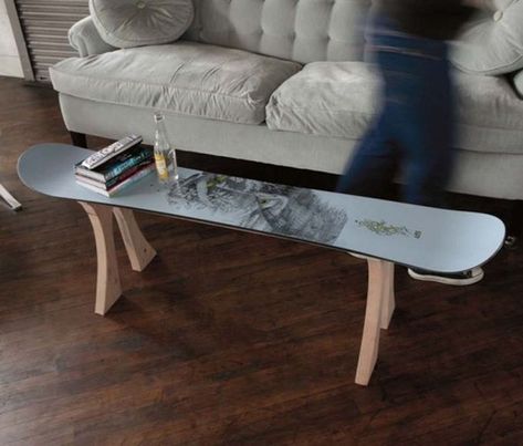 37 Rad Upcycled Snowboard Ideas - Whitelines Snowboa... Snowboard Craft, Skateboard Furniture, Old Skis, Ski House, Surf Decor, Make A Table, Deco Originale, Ski Chalet, Skateboard Art