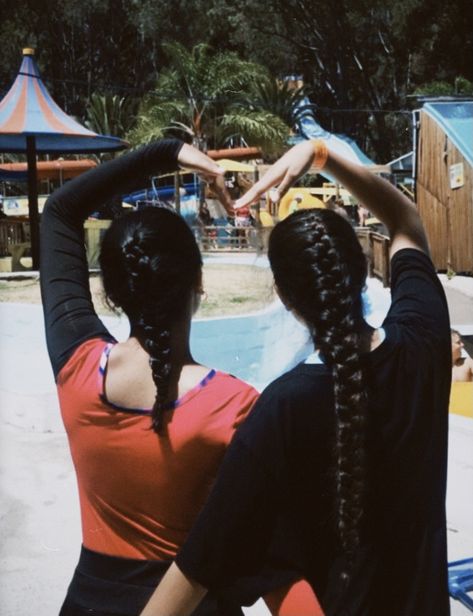 Waterpark Pics With Friends, Poses In Waterpark, Waterpark Aesthetic Friends, Water Park Photo Ideas, Water Park Hairstyles, Plait Hairstyles, Hair Plait, Aesthetic Friend, Heart Aesthetic