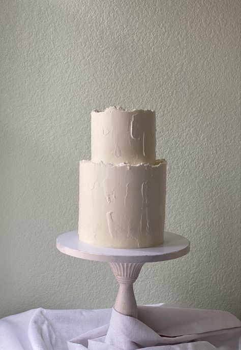 A blank canvas wedding cake is a beautiful and elegant option for couples who want a simple yet sophisticated dessert for their special day. This type of cake is often adorned with minimal decorations, allowing the natural beauty of the cake itself to shine through. Minimal Wedding Cakes, White Wedding Cake Simple, Minimal Wedding Cake, Cake Minimal, Textured Cake, Minimal Cake, Square Wedding Cake, Textured Wedding Cakes, Realistic Cakes