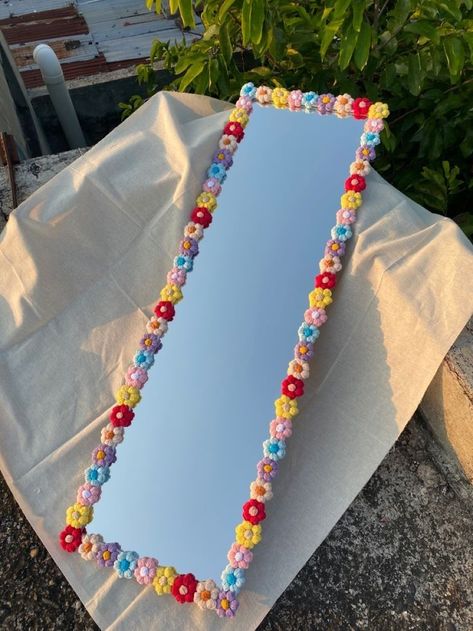 Aesthetic Flower Mirror, Mirror Clay Decor, Mirror Design Ideas Diy, Clay Mirror Frame Flower, Polymer Clay Mirror Frame, Flower Clay Mirror, Diy Flower Mirror Frame, Mirror Diy Frame Ideas, Mirror Clay Art