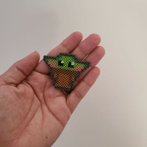 Baby Yoda Keychain, Yoda Keychain, Mini Perler Beads, Perler Beads Ideas, Melt Beads Patterns, Hamma Beads Ideas, Easy Perler Bead Patterns, Melty Bead Patterns, Pearl Beads Pattern